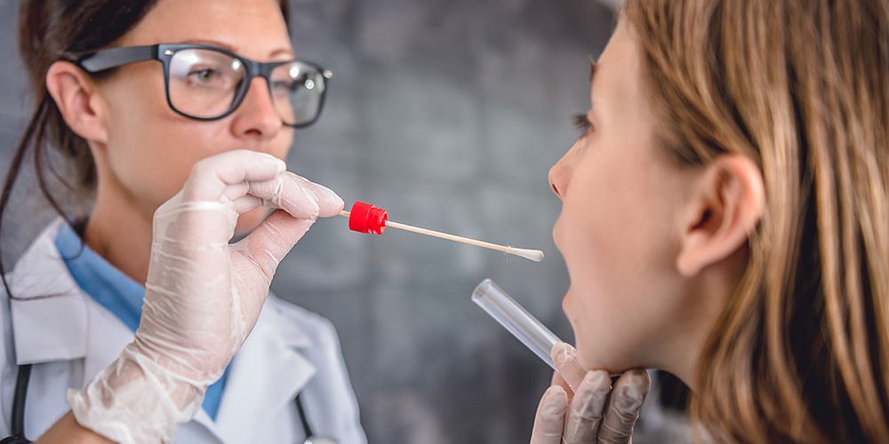 AdobeStock_161600991 pharmacienne réalisant un test TROD angine