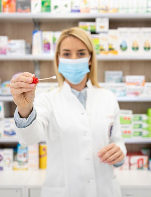 AdobeStock_417333509 pharmacienne tenant un TROD pour depister l'angine