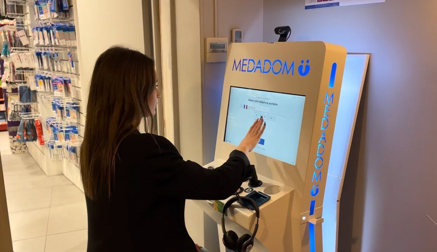 Personne qui navigue sur une borne de téléconsultation